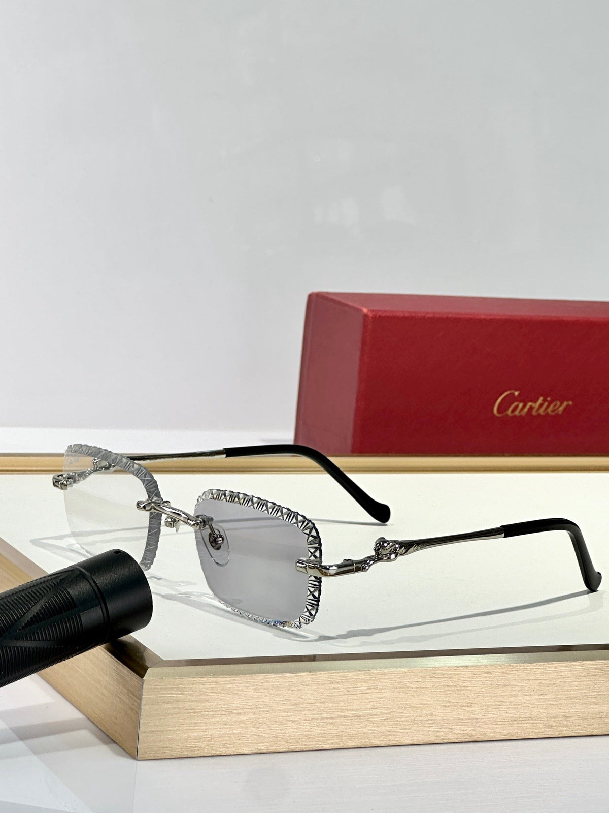 2026 Diamond-cut glasses that change color when exposed to ultraviolet light