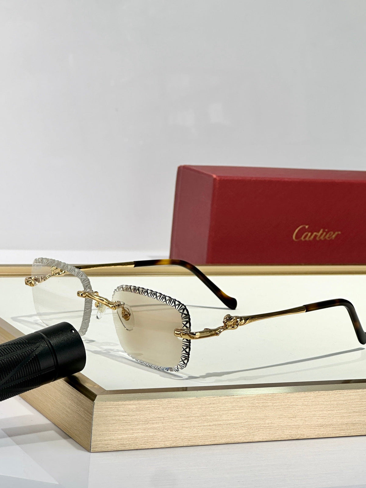2026 Diamond-cut glasses that change color when exposed to ultraviolet light