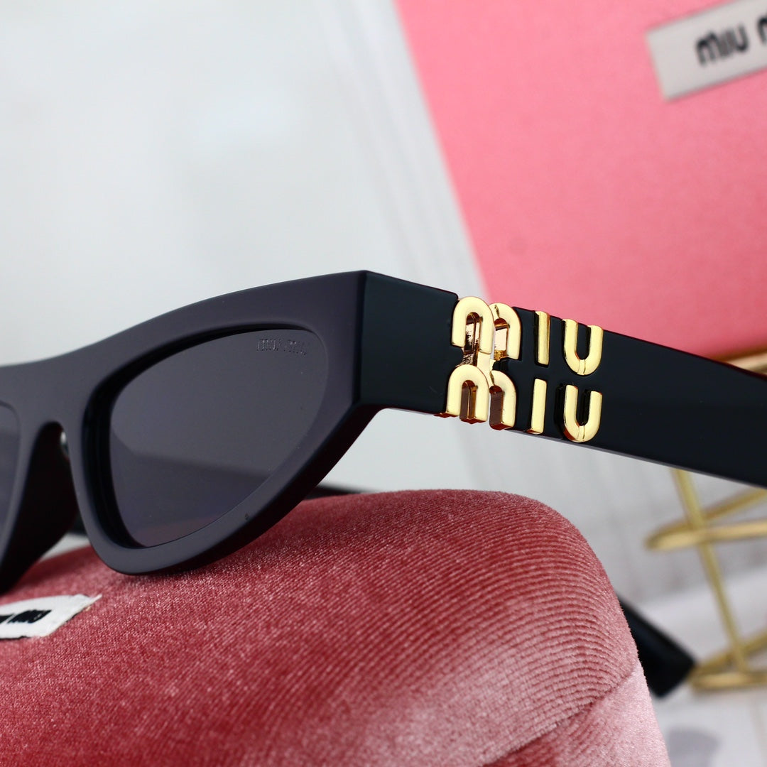 2026 Rectangular Gold-tone Logo Emblems Fashion Sunglasses